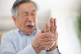 指関節の痛みに悩むシニア、日本人の男性