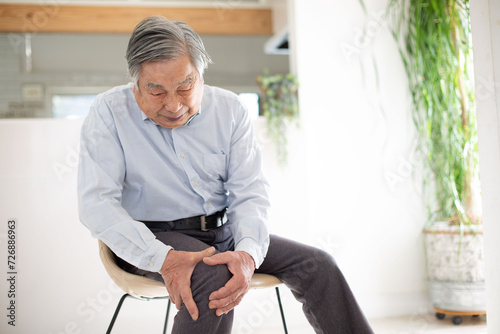 関節痛に悩むシニア、日本人の男性