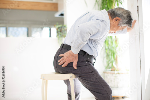 腰痛、失禁に悩む日本人のシニア男性