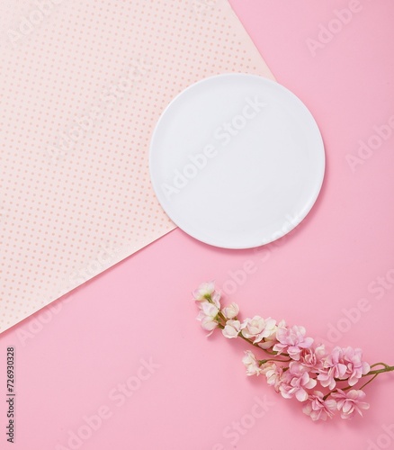 A pastel-toned pink sheet of paper with a hole backdrop of pink flowers, a view of the top, a decorative podium with a flat line. An empty platform for display cosmetic products, food and props © 은미 홍
