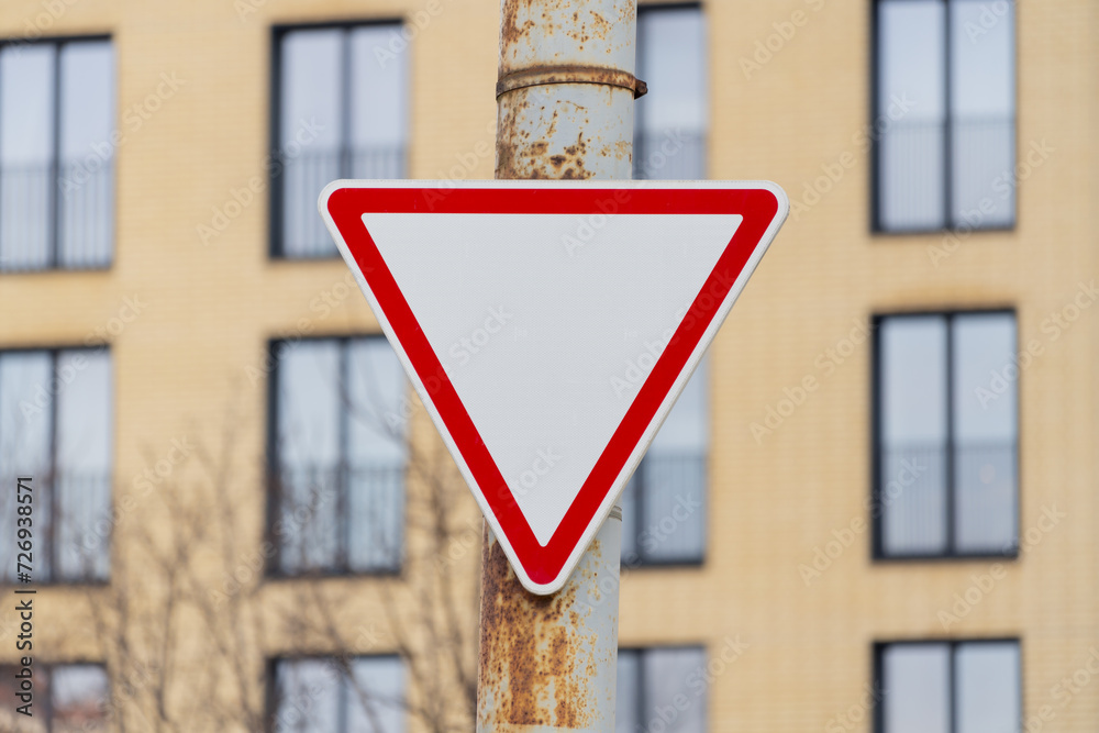 Triangle road sign that refers to main road