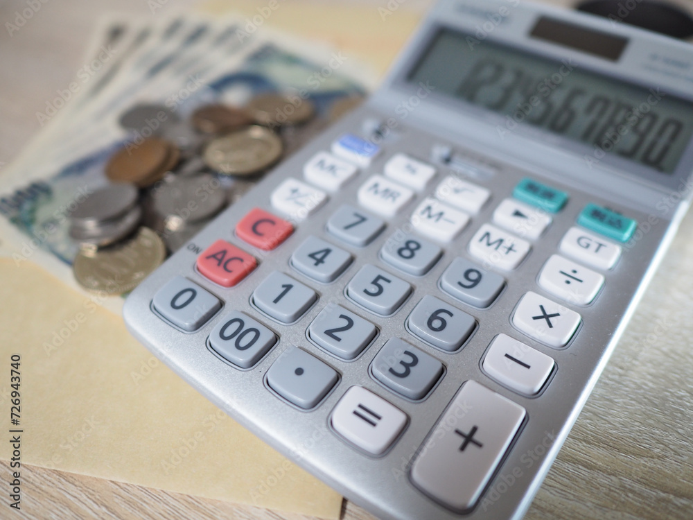 電卓と小銭＿家計管理