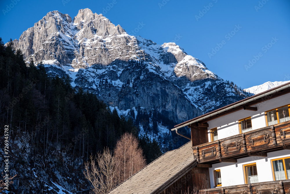 Fototapeta premium Natur,Landschaft,Alpen,Gebirge,Schneebedeckt,Schnee,Winter,Genuss,Idylle,Wandern,Tourismus,Reiseziel,Erholung,Nicht-städtisches Motiv,Land,Ländliches Motiv,Jahreszeit,Himmel,Draußen bleiben,Im Freien,