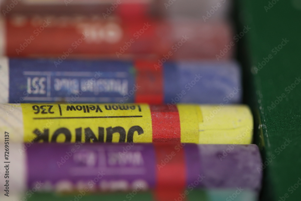 Obraz premium close up of pack of crayons and color pencils