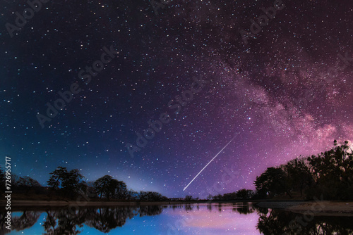 水面に映る天の川の美しい風景