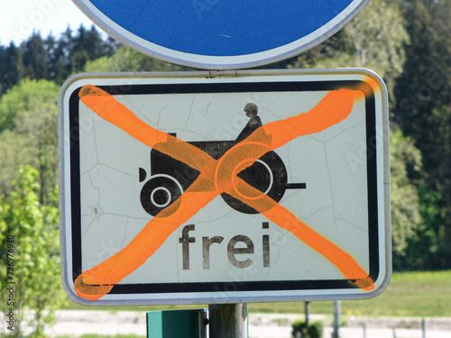 Verkehrszeichen verbietet Traktoren photo