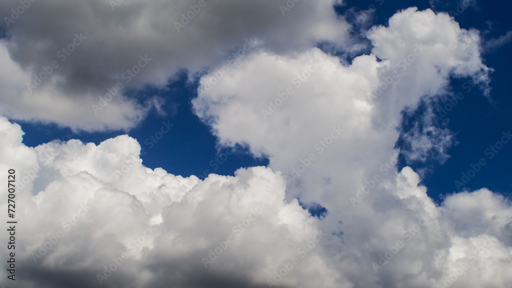 Obraz premium Vue rapprochée de gros cumulus, par un temps agité, au passage d'une dépression atlantique