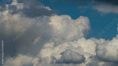 Vue rapprochée de gros cumulus, par un temps agité, au passage d'une dépression atlantique