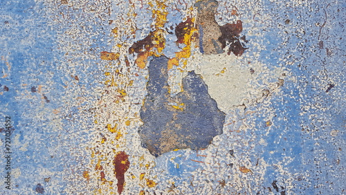 blaue und gelbe Farbe Lack abblättert an Wand.
Nahaufnahme Anstrich verwittert.
Hintergrund  Mauer alt marode 