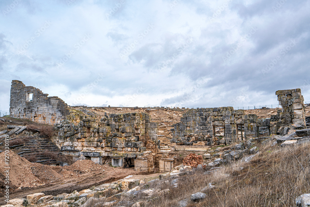 The scenic views from Aizanoi which was a Phrygian city in surviving remains from the period include a well-preserved Temple of Zeus, a combined theatre-stadium complex in Kütahya
