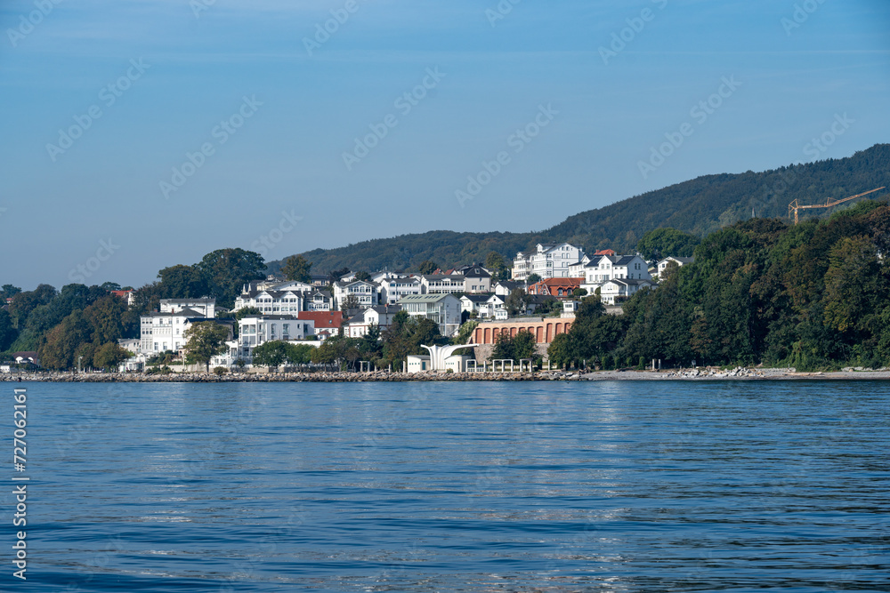 Fototapeta premium Kreideküste, Kreidefelsen Nationalpark Jasmund auf der Insel Rügen - Kap Arkona