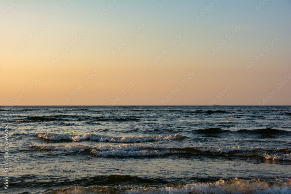 Obraz premium Waves on the sea with sky