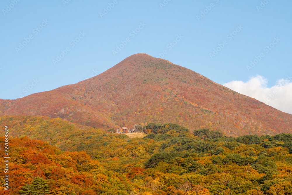 紅葉に染まる会津磐梯山