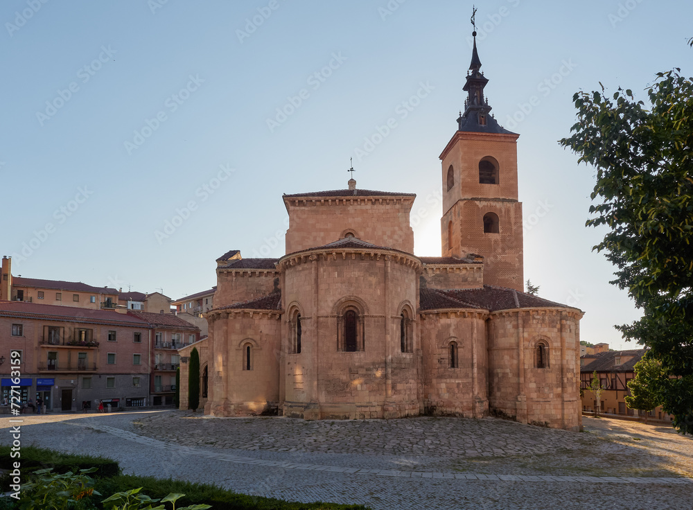 hermosa iglesia románica de San Miguel en Segovia capital,  Castilla y Leon, España, rodeada de bellos edificios de la edad media