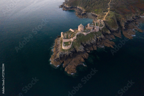 Chateau medieval sur un éperon rocheux au bord de l'eau, littoral de la Manche, Fort La Latte en Bretagne dans les côtes d'Armor, vue aerienne