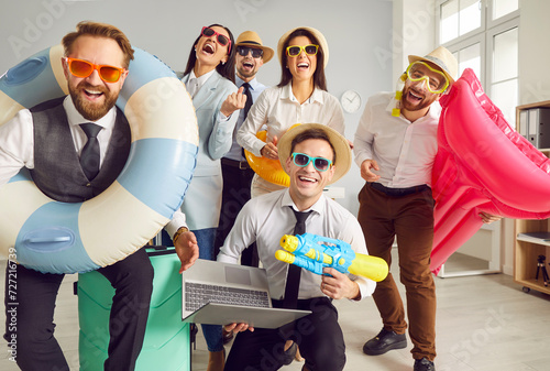 Canvastavla Group portrait of office colleagues preparing for well deserved summer vacation