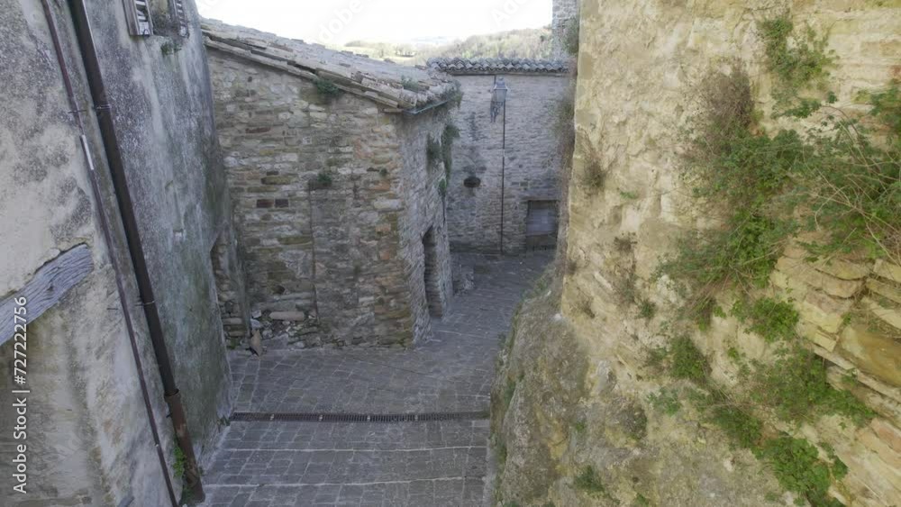 ripresa con drone all'interno del castello, risoluzione 4k ripresa con drone all'interno del castello, risoluzione 4k