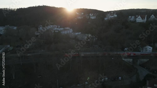 Industriegebiet in Stuttgart-West, man sieht einen Zug vorbeifahren. photo