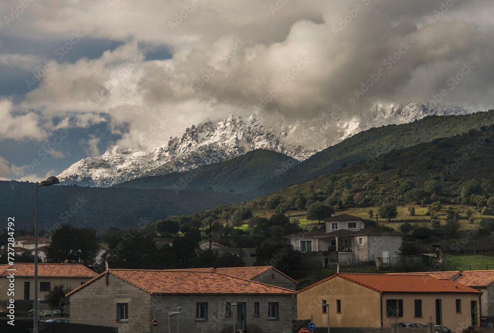 Montagnes enneigées depuis la gare de Casamozza, Corse, France