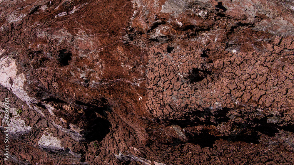 Obraz premium Red stones, blue sky, green water