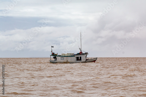 Barco de pescador navegando próximo a foz do Rio Amazonas, Brasil