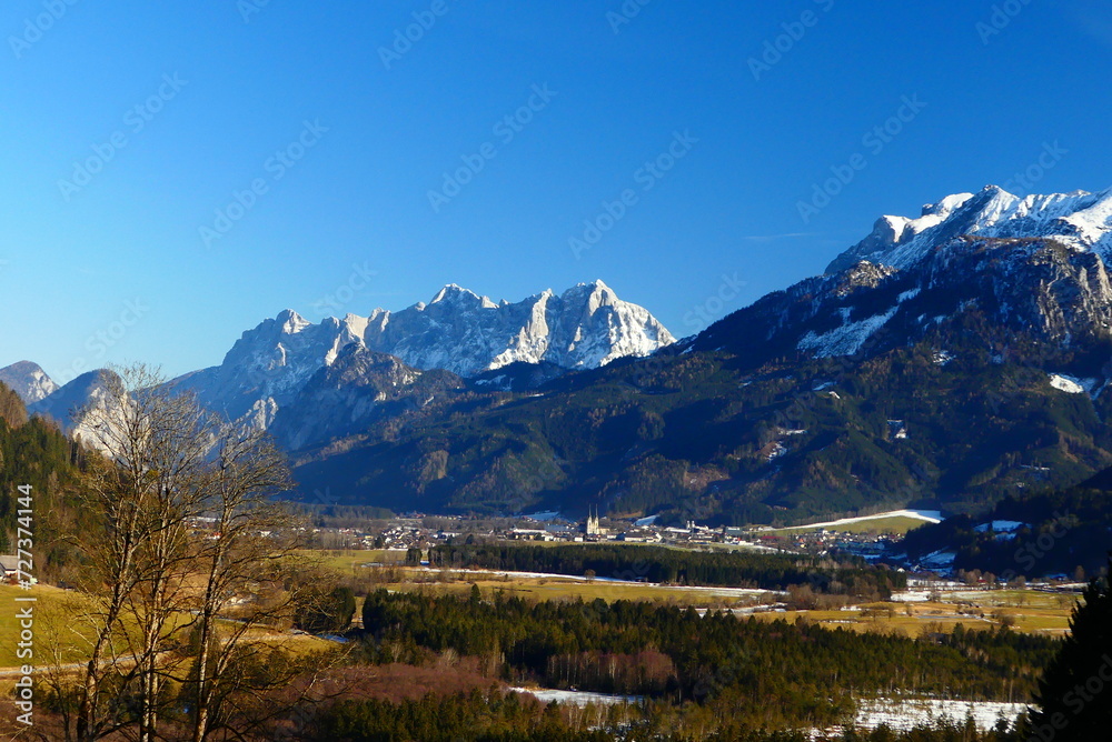 Blick auf Admont, mit Stift Admont in den Ennstaler Alpen
