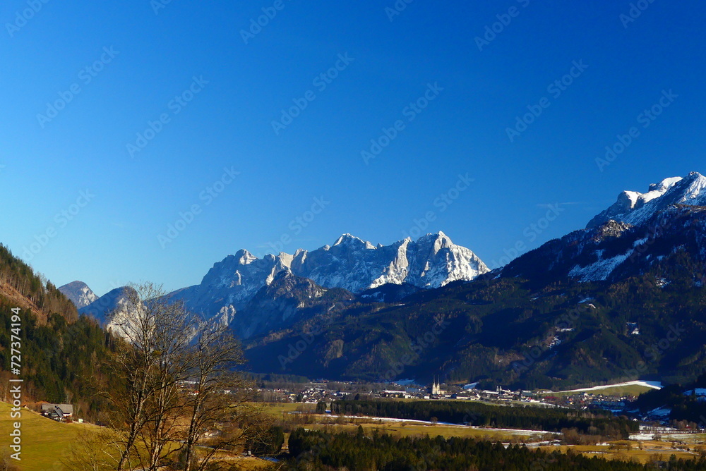 Blick auf Admont, mit Stift Admont und dem Gesäuse Eingang in den Ennstaler Alpen Blick auf Admont, mit Stift Admont und dem Gesäuse Eingang in den Ennstaler Alpen
