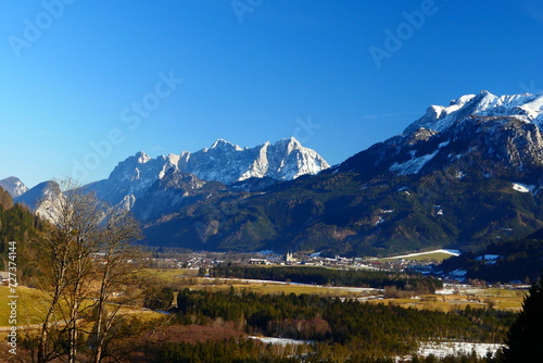 Blick auf Admont, mit Stift Admont in den Ennstaler Alpen © cagala