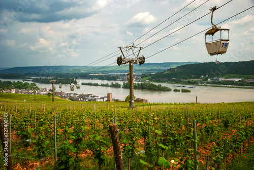 Seilbahn zum Niederwalddenkmal über Rüdesheim am Rhein in Hessen, Deutschland