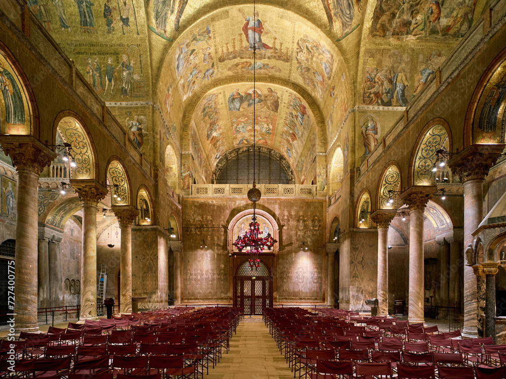 Φωτογραφία The interior of the byzantine styled San Marco church in Venice, Italy