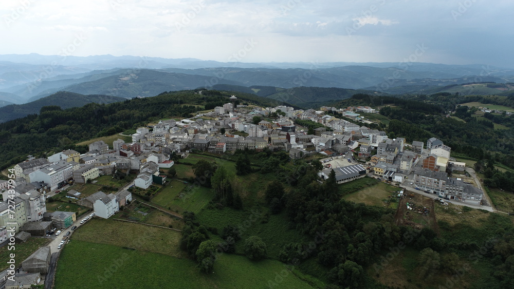 Vista aérea general de un pueblo rural