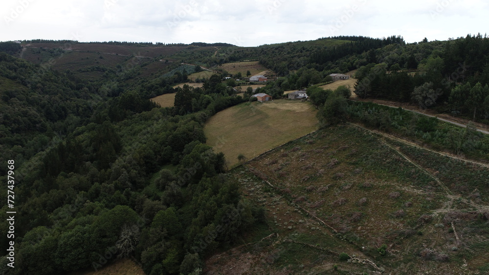 Vista aérea de una aldea rural en la zona rural interior de LKugo