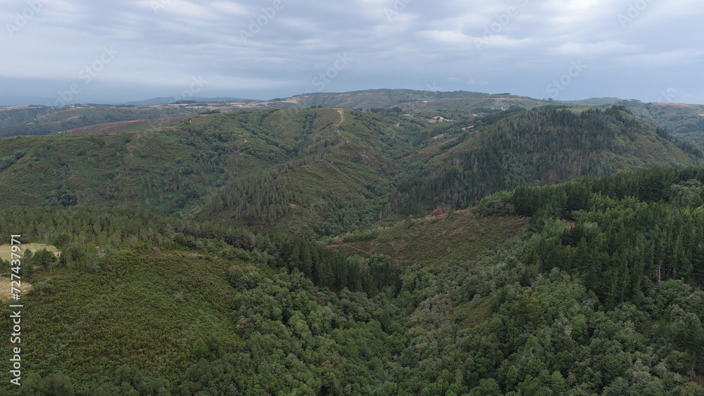 Vista aérea general de las montañas de una zona rural de Galícia