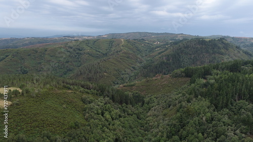 Vista aérea general de las montañas de una zona rural de Galícia