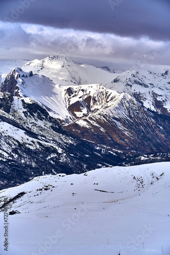Obraz na płótnie Breathtaking beautiful panoramic view on Snow Alps - snow-capped winter mountain peaks around French Alps mountains, The Three Valleys: Courchevel, Val Thorens, Meribel (Les Trois Vallees), France w salonie