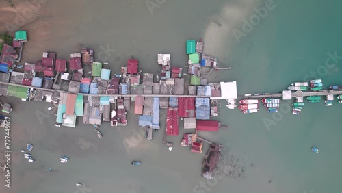Exploration aérienne : Village de pêche sur pilotis de Bang Bao à Koh Chang, Thaïlande - Paysages tropicaux en 4K et ambiance authentique  photo