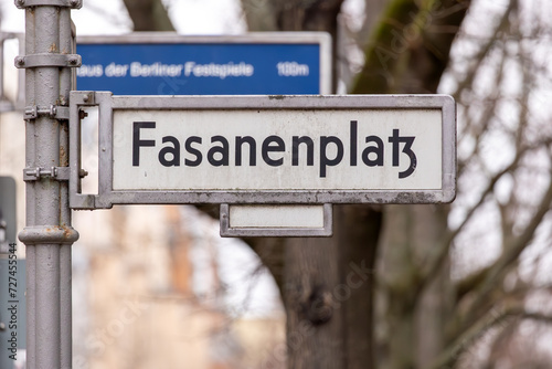 Straßenschild Fasanenplatz Berlin Wilmersdorf © philipk76
