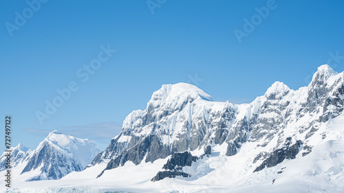 Antarctica mountains and sea. South Pole. On a sunny day.  © Иван Грабилин