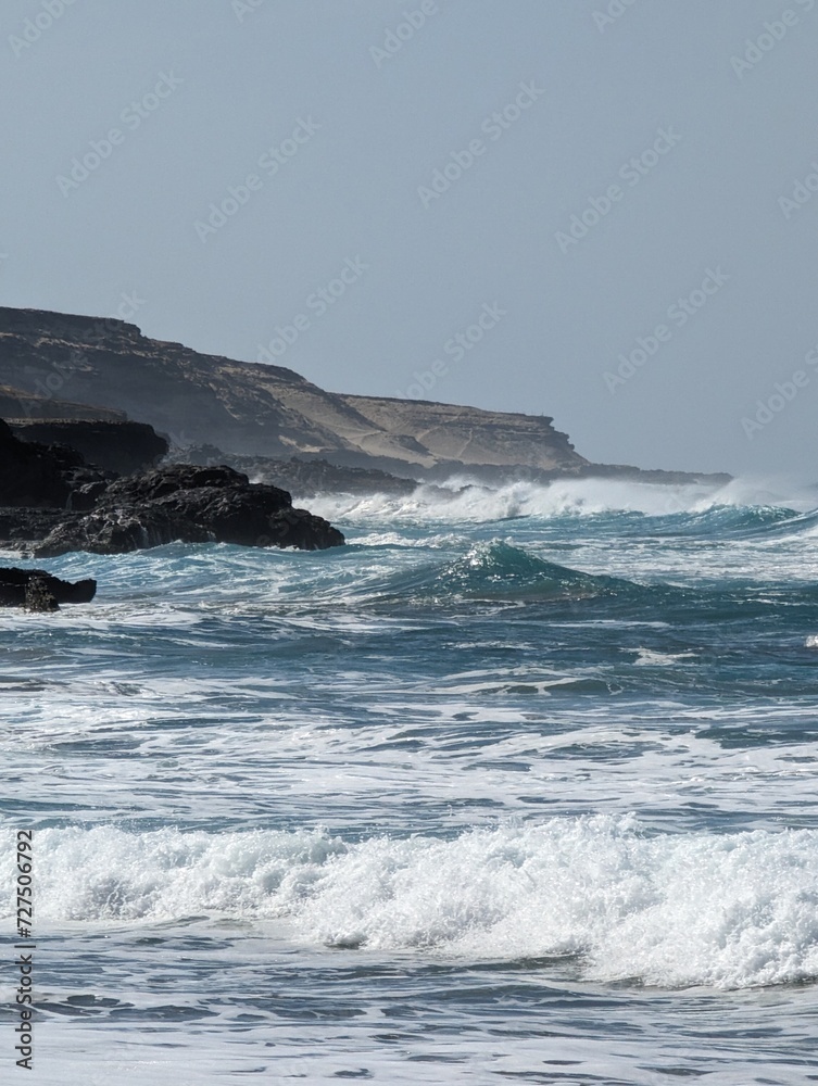 Fototapeta premium waves crashing on rocks