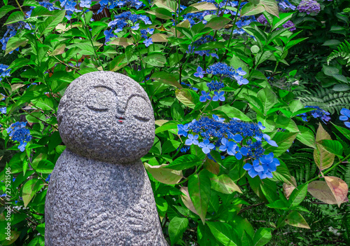 かわいいお地蔵さんと梅雨の紫陽花