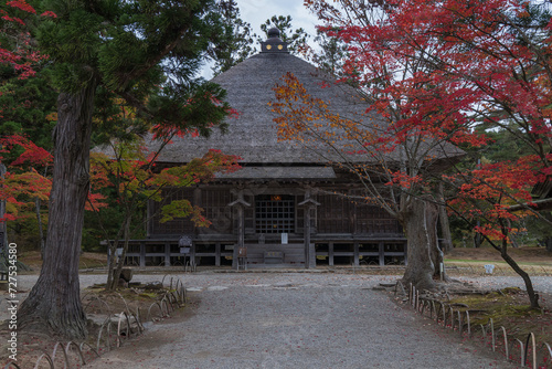 日本　岩手県西磐井郡平泉町にある毛越寺庭園の常行堂と紅葉 © pespiero