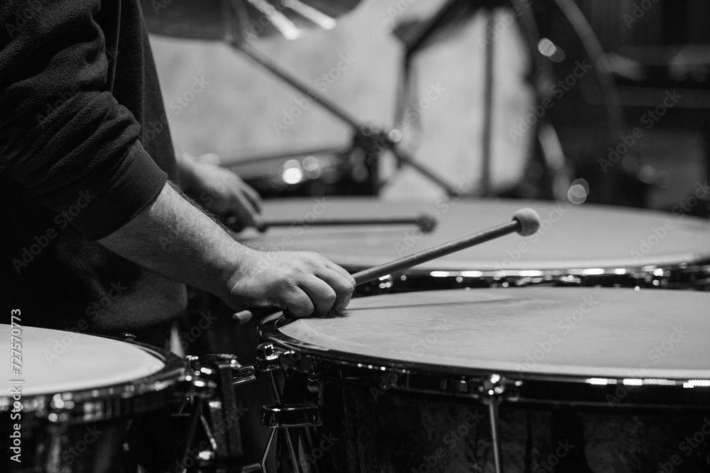 Φωτογραφία Hands of a musician playing the timpani in an orchestra close-up in black and wh