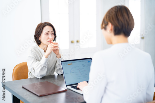 話をするプランナーと悩む女性