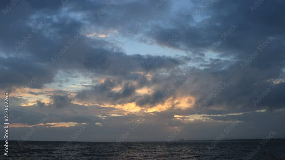 江ノ島海岸から見る夕方に雨雲が去っていく風景 江ノ島海岸から見る夕方に雨雲が去っていく風景