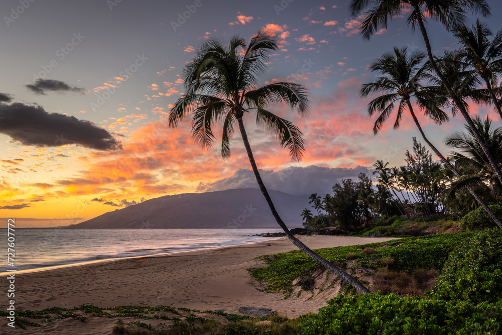 Hawaiian sunset wonder in Kihei, Maui - obrazy, fototapety, plakaty 