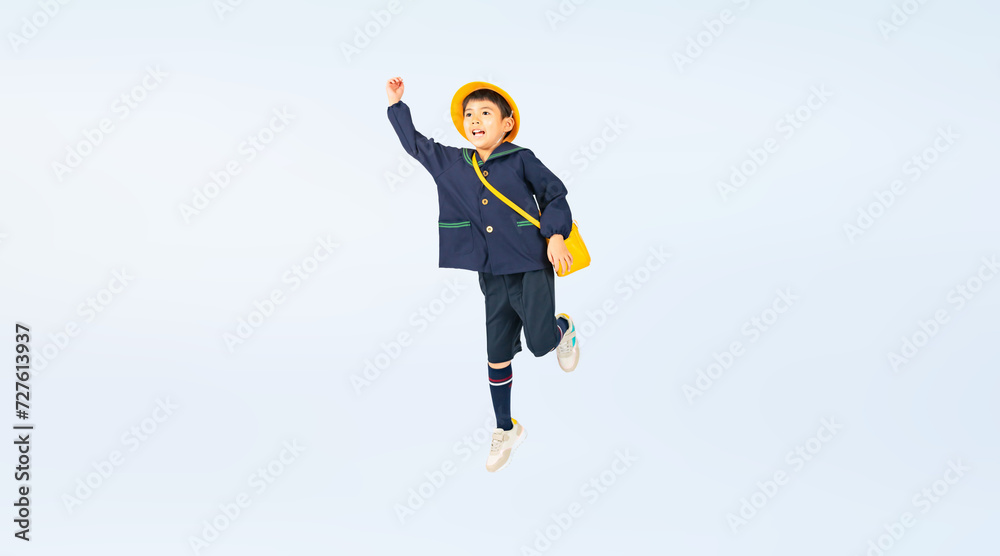 ジャンプする幼稚園児・保育園児の男の子（切り抜き背景透過PNGも販売しております。作成者リンクから「PNG」で検索してください）
