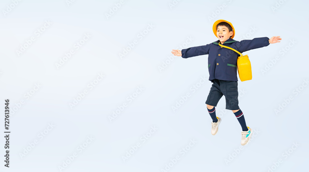 ジャンプする幼稚園児・保育園児の男の子（切り抜き背景透過PNGも販売しております。作成者リンクから「PNG」で検索してください）