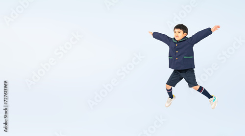 ジャンプする男の子（切り抜き背景透過PNGも販売しております。作成者リンクから「PNG」で検索してください）