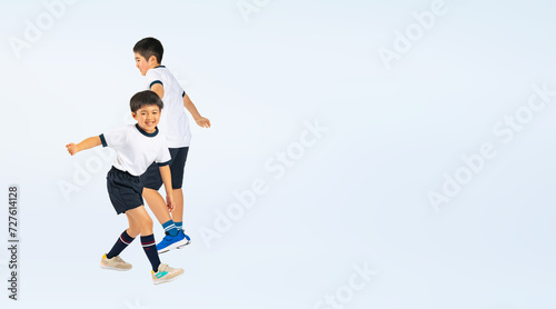 二人で遊ぶ体操服を着た男の子たち（切り抜き背景透過PNGも販売しております。作成者リンクから「PNG」で検索してください） © metamorworks