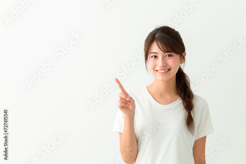 指差ししている日本人女性 photo